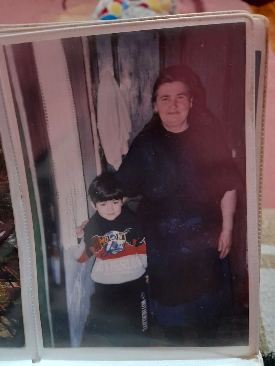 Jelena u selu Šatra sa bakom Dragijom