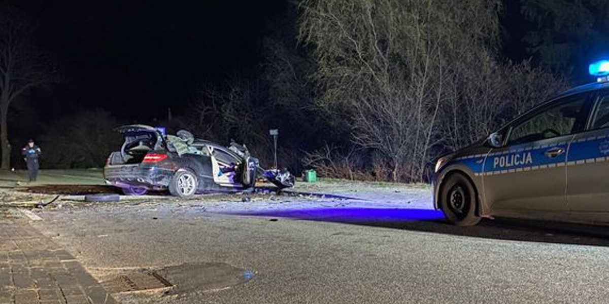 Prabuty. Tragiczny wypadek. Z mercedesa została miazga. Nie żyje 33-latek.