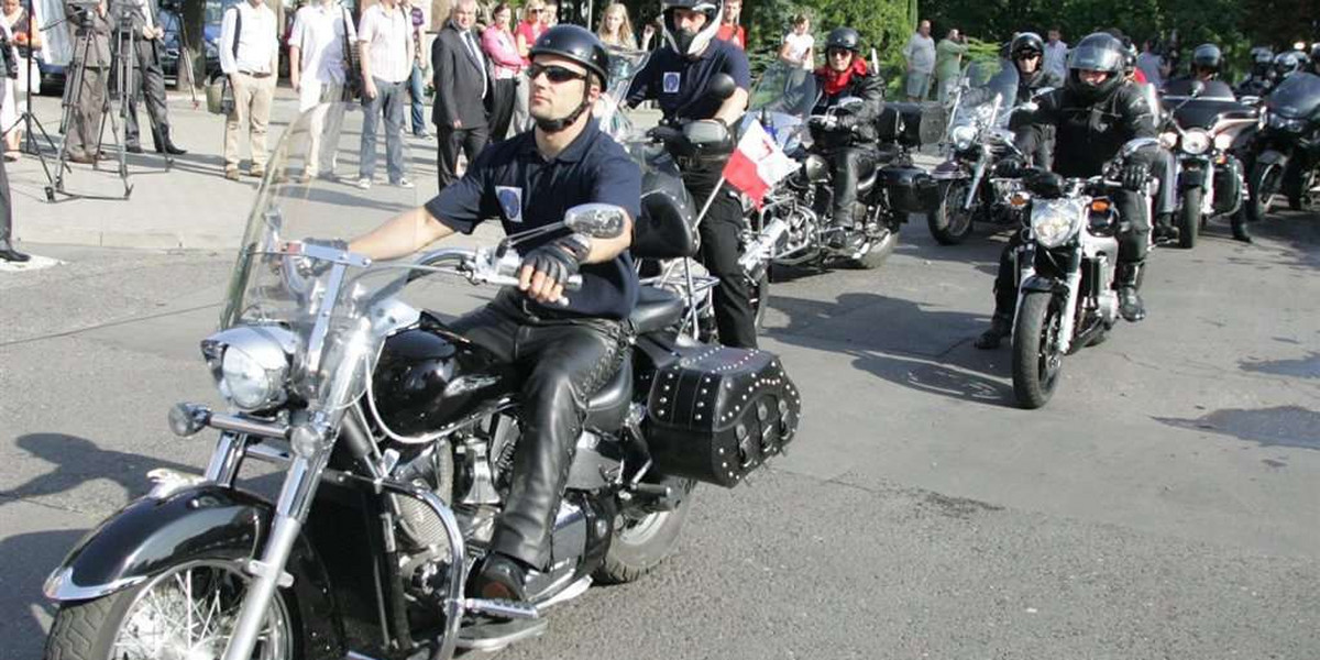 Z Warszawy do Smoleńska na motorach wyruszyli funkcjonariusze Biura Ochrony Rządu. W taki sposób chcą oddać hołd ofiarom katastrofy prezydenckiego samolotu