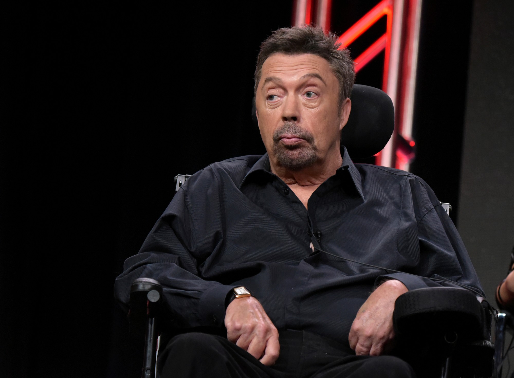 Herec Tim Curry.