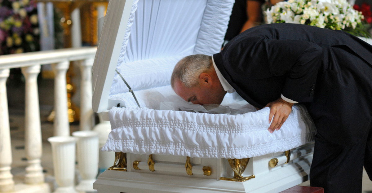 Bliskie pożegnania ze zmarłymi to jedna z tradycji, które kultywujemy coraz rzadziej