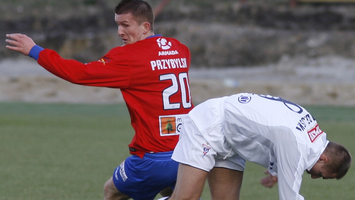 Górnik Zabrze pokonał Odrę Wodzisław 2:0 (2:0) w meczu 28. kolejki ekstraklasy. Dzięki wygranej podopieczni Henryka Kasperczaka opuścili ostatnie miejsce w tabeli. Miejsca w strefie spadkowej zajmują teraz Cracovia i Arka Gdynia.