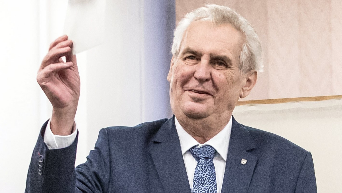 Walczący o reelekcję prezydent Czech Milosz Zeman i były przewodniczący Czeskiej Akademii Nauk Jirzi Drahosz zmierzą się w drugiej turze wyborów szefa państwa 26 i 27 stycznia. Po zliczeniu wyników z 99,6 proc. okręgów uzyskali oni 38,8 i 26,5 proc. głosów.