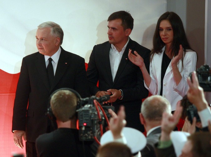 Marta Kaczyńska z mężem i Jarosławem Kaczyńskim podczas drugiej tury wyborów prezydenckich