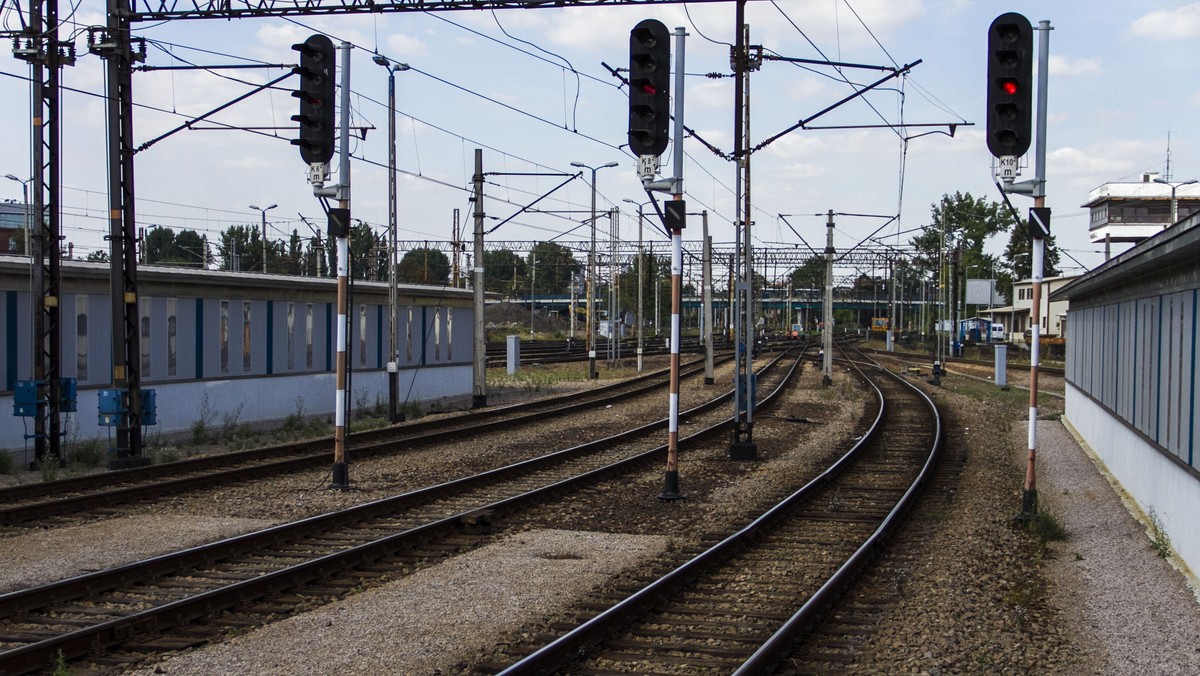 Bardzo dobra wiadomość dla mieszkańców Skarżyska-Kamiennej i osób korzystających ze stacji kolejowej w tym mieście. Zarząd województwa świętokrzyskiego wybrał do finansowania z Regionalnego Programu Operacyjnego projekt budowy tunelu pod torami w obrębie tamtejszego dworca kolejowego. Władze regionu przeznaczą na tę inwestycję prawie 32 mln złotych.