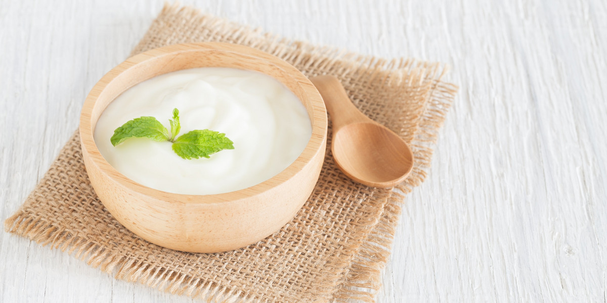 Ajran, skyr czy jogurt grecki są dostępne w większości sklepów spożywczych