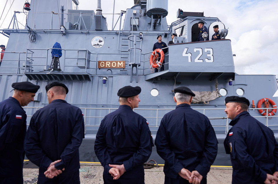 Okręt ORP "Grom" wychodzi w morze na międzynarodowe ćwiczenia "Northern Coasts 2015" z bazy morskiej w Gdyni