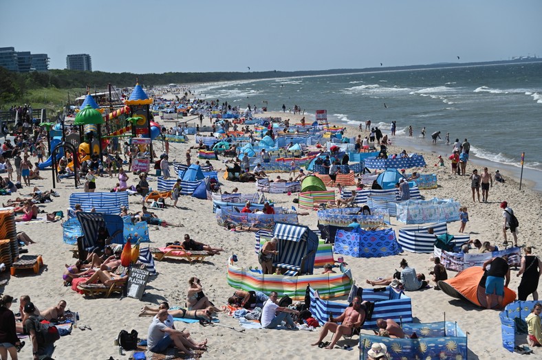 Wypoczynek na plaży w Międzyzdrojach w długi weekend czerwcowy