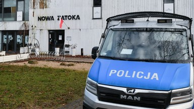 Pies tropiący i wojskowy namiot. Policja rozkopuje teren przy Zatoce Sztuki