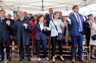 Częstochowa, 11.07.2020. Minister sprawiedliwości Zbigniew Ziobro (L), minister rodziny, pracy i polityki społecznej Marlena Maląg (3L), poseł PiS Antoni Macierewicz (2L), minister środowiska Michał Woś (2P) i europosłanka Beata Kempa (P) podczas mszy w ramach XXIX Pielgrzymki Rodziny „Radia Maryja na Jasnej Górze.