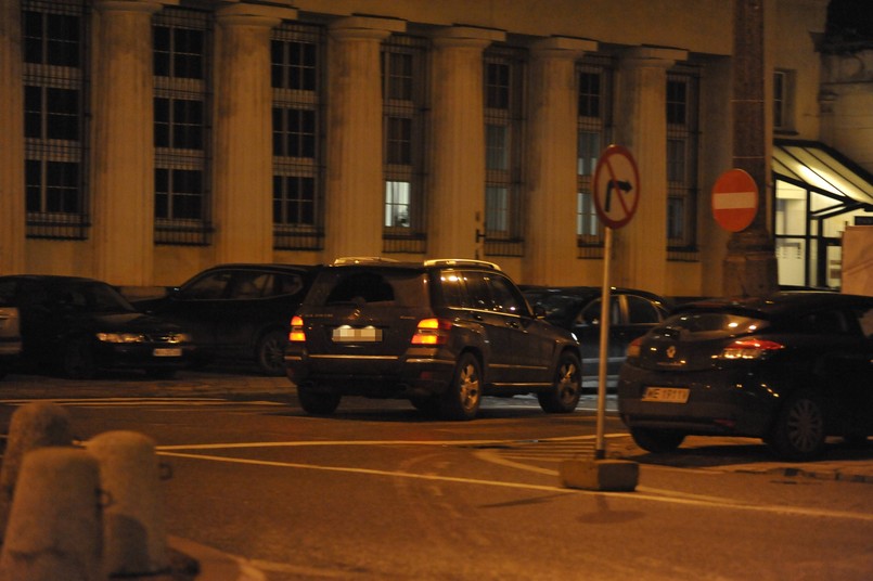 Fotoreporterzy zaczaili się na Adama Hofmana dwukrotnie. Rzecznik Prawa i Sprawiedliwości za pierwszym razem został sfotografowany jak za kierownicą swojego mercedesa GLK wjechał w Warszawie pod prąd w ulicę jednokierunkową. Było o włos od nieszczęścia…