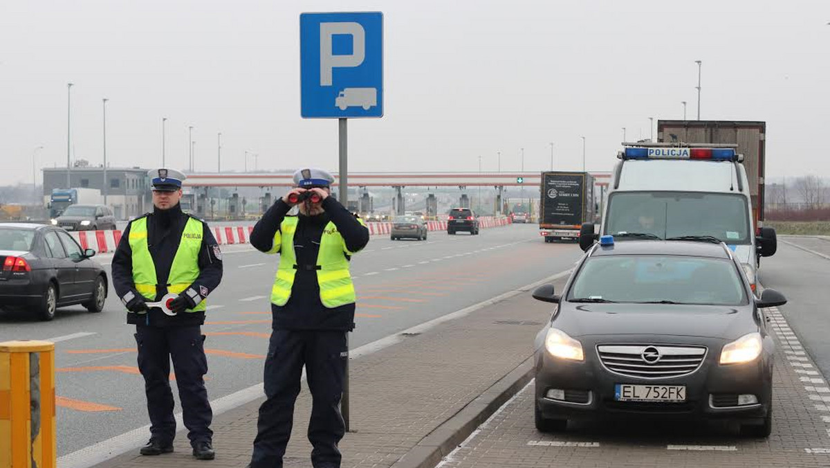 Policyjny radiowóz, na sygnale, przez całą Łódź eskortował rodzinę spoza regionu do jednego z miejskich szpitali. Stawką było życie ośmioletniego chłopca. Na szczęście, dziecko dotarło do szpitala na czas, jego życiu nie zagraża niebezpieczeństwo.