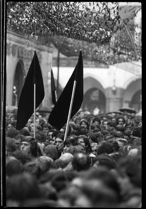 Archiwum Maj '77. Studenci podczas czarnego marszu w Krakowie 