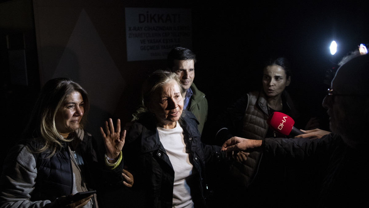 Turecki sąd, który zgodnie z decyzją Sądu Najwyższego, ponownie rozpatrywał sprawę trzech dziennikarzy skazanych na dożywocie za rzekomy udział w organizacji puczu, zmniejszył ich wyroki do 10 i ośmiu lat, uznając, że po trzech latach spędzonych w więzieniu mogą wyjść na wolność.