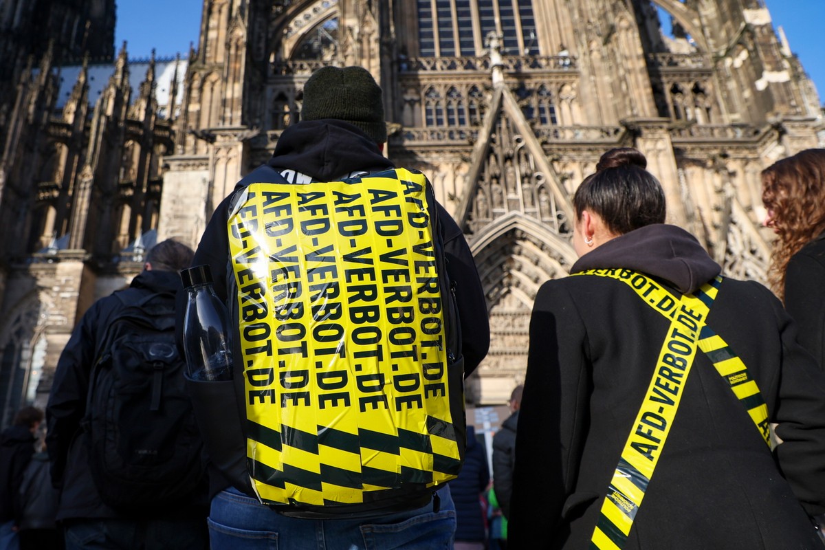 Protestujący z taśmą anty-AFD na plecach przed katedrą w Kolonii podczas demonstracji przeciwko skrajnie prawicowej partii Alternatywa dla Niemiec