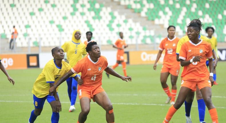 L'équipe féminine de football en plein match contre la Tanzanie