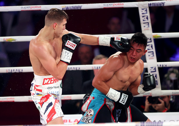 Bokserzy wagi średniej Fiodor Czerkaszyn (białe spodenki) i Argentyńczyk Gonzalo Coria (niebieskie spodenki) podczas gali "Nosalowy Dwór Knockout Boxing Night 18"