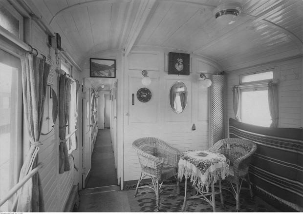 Wnętrze poczekalni wagonu kąpielowego, lata 30. XX w.