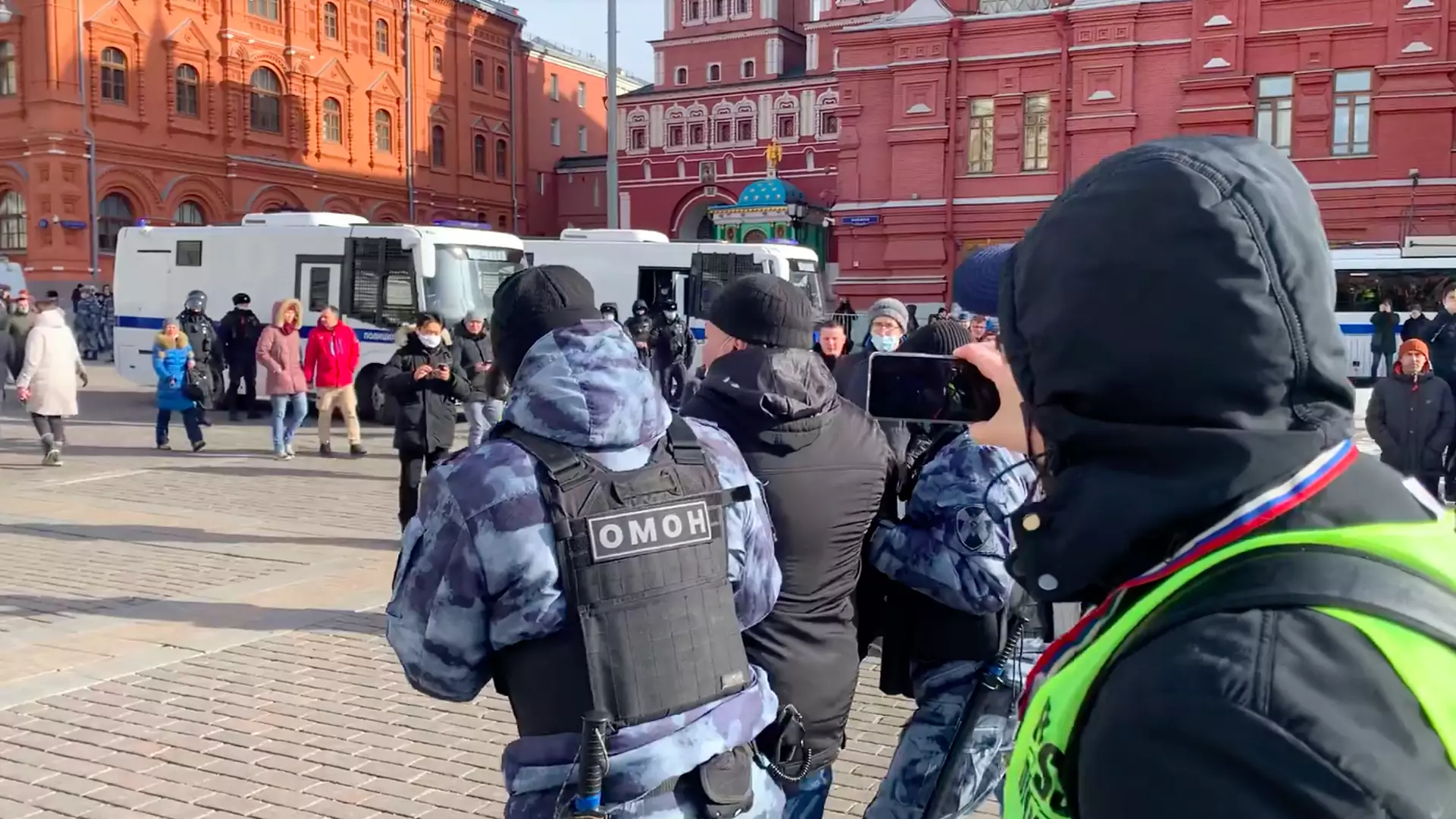 Niedziela pełna protestów w Rosji. Zatrzymane osoby śpiewają antywojenne pieśni [WIDEO]