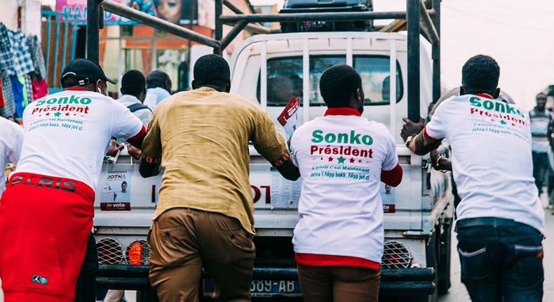 Des militants du Pastef soutiennent candidat Ousmane Sonko lors d’un rassemblement à Dakar, le 20 février 2019, en prévision du premier tour de l’élection présidentielle prévu le 24 février 2019. Activists of Senegalese Pastef (Patriotes du Senegal pour le Travail,