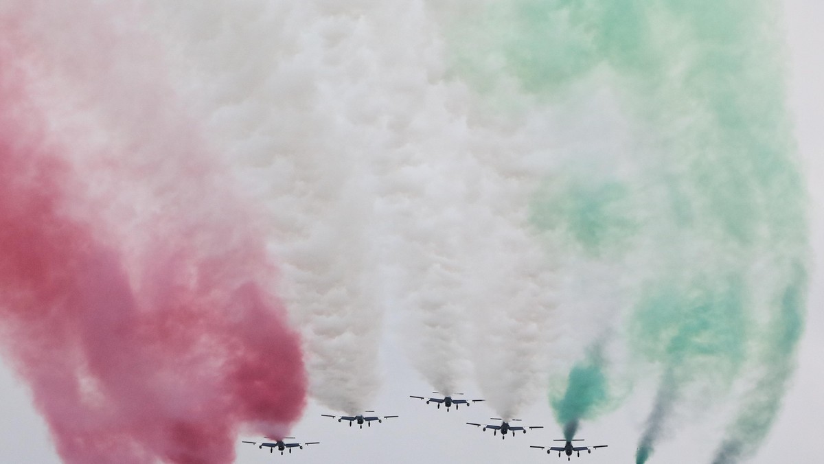 Pokaz umiejętności Frecce Tricolori zespółu akrobacyjnego Włoskich Sił Powietrznych