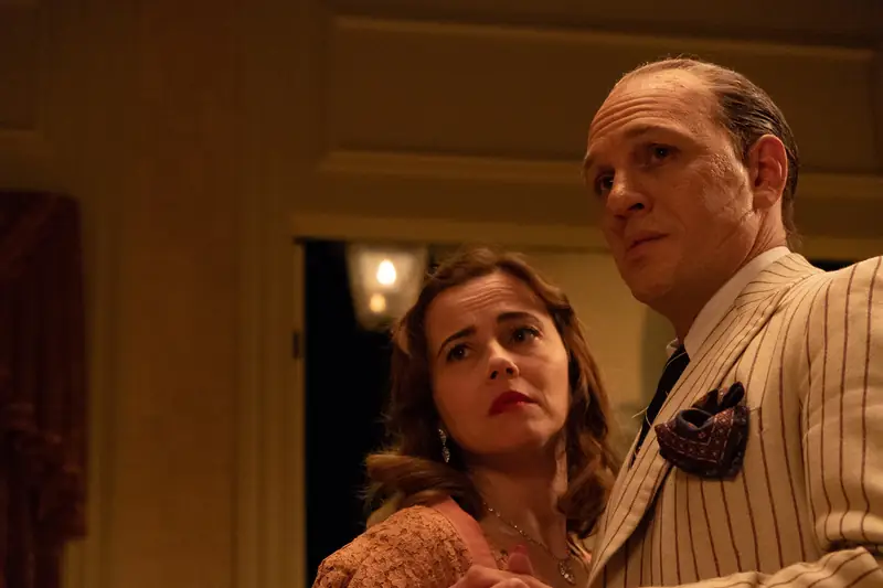 Linda Cardellini i Tom Hardy w &quot;Capone&quot;