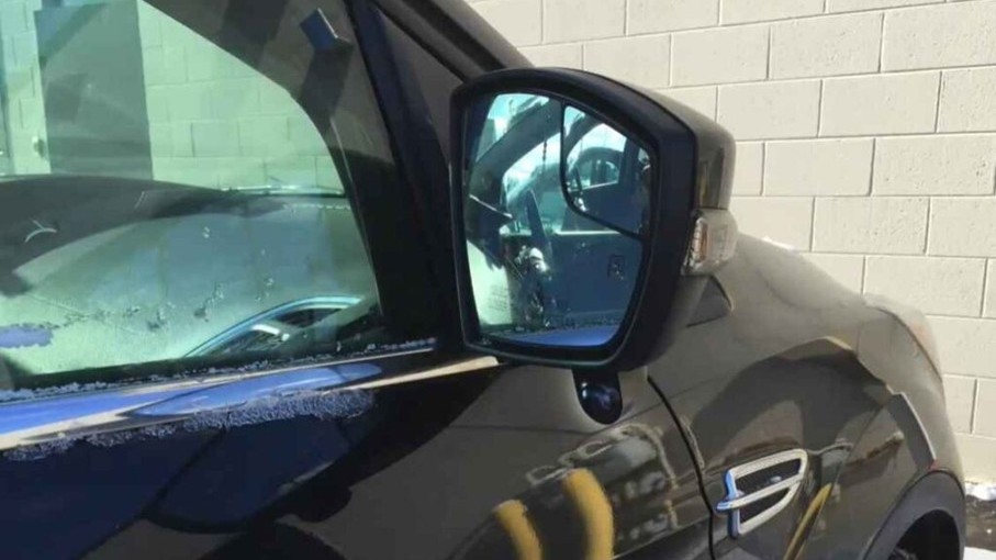 Správne nastavené zrkadlo ukazuje minimum vášho auta a maximum cesty vedľa vás. Tým sa eliminuje mŕtvy uhol.