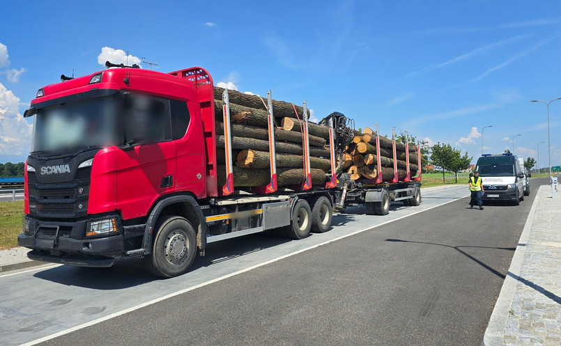Patrol ITD zatrzymał zespół pojazdów przewożący ładunek drewna