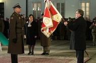 Prezydent RP Bronisław Komorowski uczestniczą w uroczystości wręczenia sztandaru Batalionowi Reprezentacyjnemu Wojska Polskiego. 