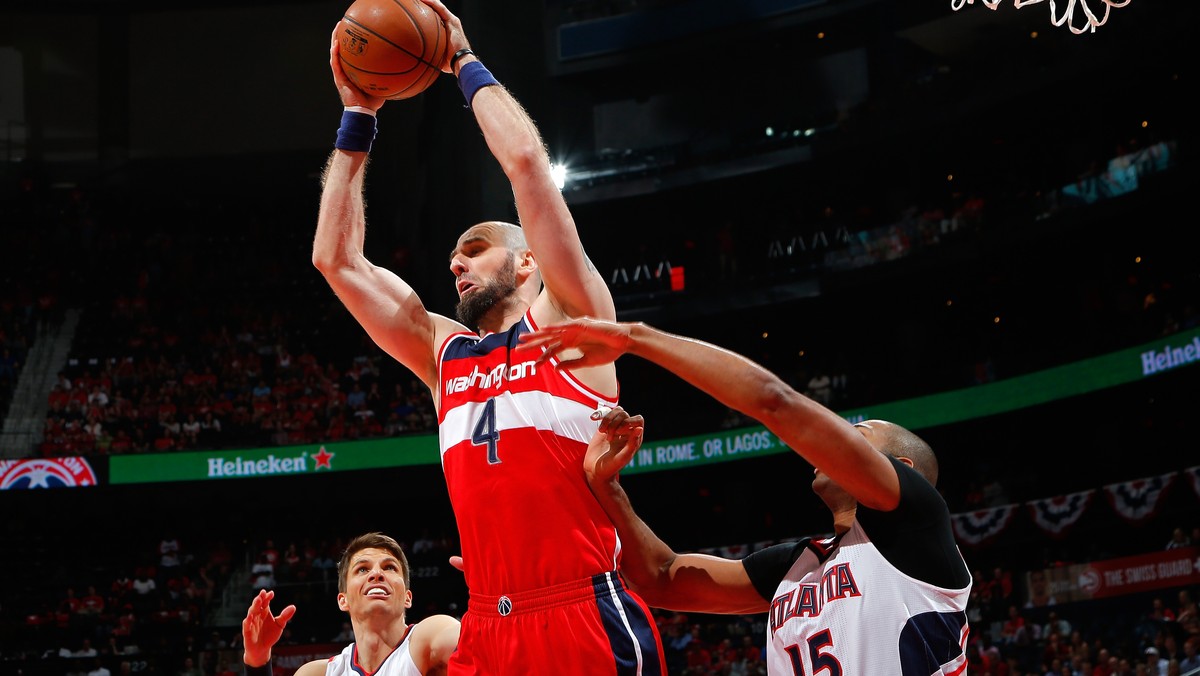 Washington Wizards przegrali z Atlanta Hawks 101:122, to był dla Czarodziejów drugi mecz z tym rywalem na przestrzeni kilku dni. Marcin Gortat zdobył 14 punktów i miał 14 zbiórek, zanotował 36. double-double w sezonie, a w trakcie spotkania przekroczył granicę sześciu tysięcy punktów w karierze.