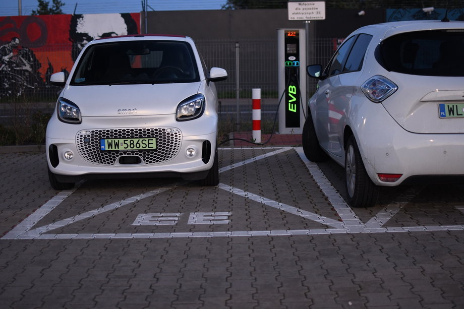 Smart ÈQ fortwo cabrio zajmuje naprawdę niewiele miejsca na parkingu. 