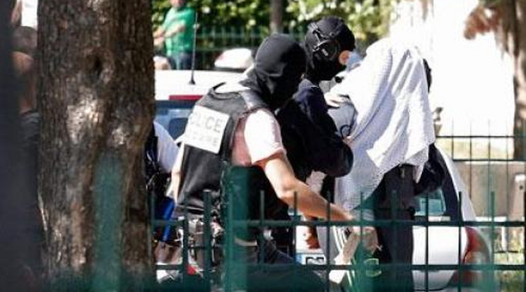 Hazavitték a rendőrök a francia üzletembert lefejező terroristát