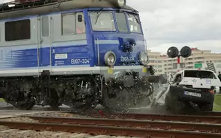 Z pociągiem nie wygrasz! Jak przejeżdżać przez tory 