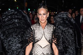 Sara Džesika Parker u DRAMATIČNOJ HALJINI SA CRNIM KRILIMA balansirala između ŠIKA I ŠOKA: Neobična kreacija pala u drugi plan kada se pojavio FATALNI RUS iz kultne serije