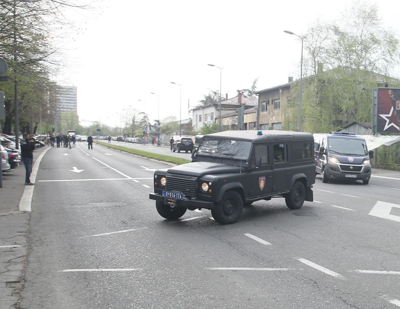 Policija je blokirala ulice oko suda dok je u pratnji žandarmerije dovezen optuženi Radomir Marković