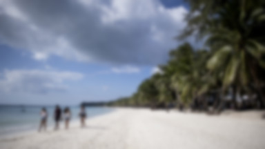 Filipiny: policja szuka kobiety, która zakopała pieluchę na plaży