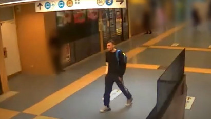 Videón a tolvaj, aki letépte egy nőről a nyakláncát a vasútállomáson - Segítsen megtalálni!