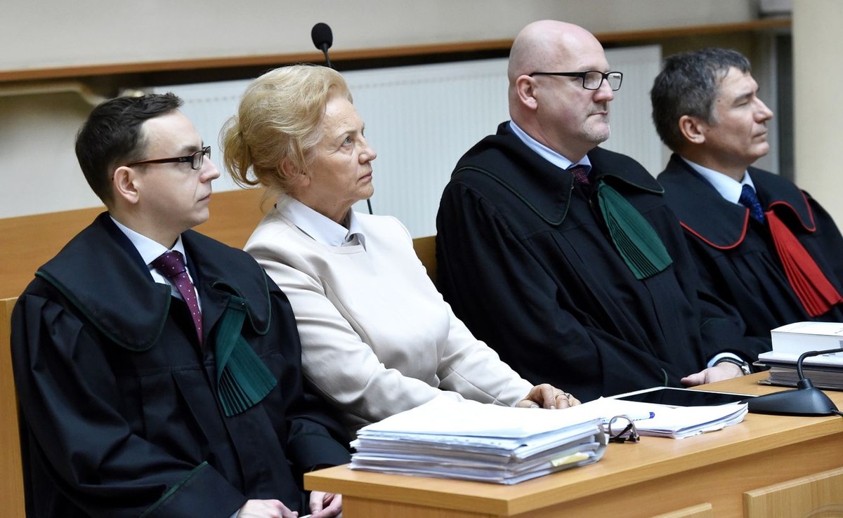Adwokat Piotr Sak, Krystyna Kornicka-Ziobro oraz prokurator Paweł Baca podczas rozprawy