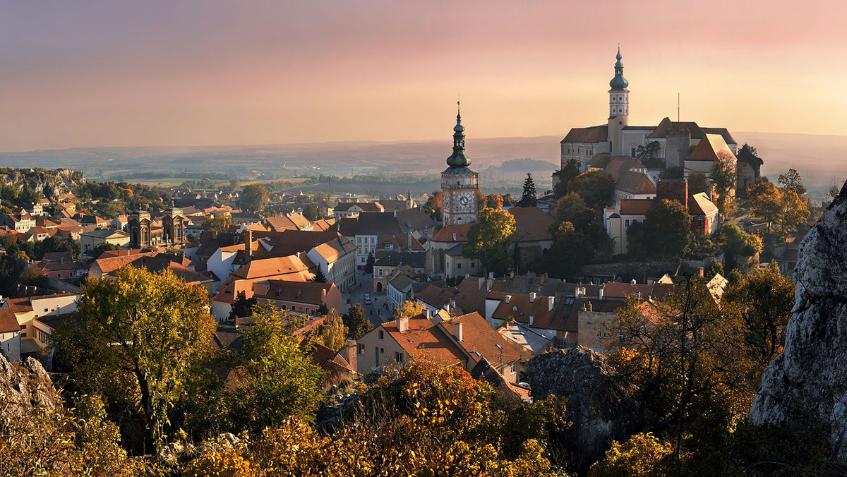 Kto choć raz trafi do Czech, na południe Moraw, dobrowolnie poddaje się urokowi tej krainy i ma ochotę zniknąć w niej na dłużej. Poznajcie magiczny trójkąt tworzony przez trzy niezwykłe miejsca: Mikulov, Lednice i Valtice.