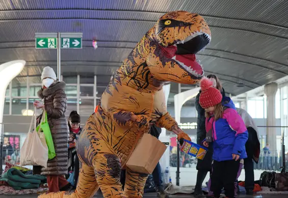 Tomek w przebraniu dinozaura pomaga dzieciom uchodźców. "Stworzymy ekipę ludzi-maskotek"