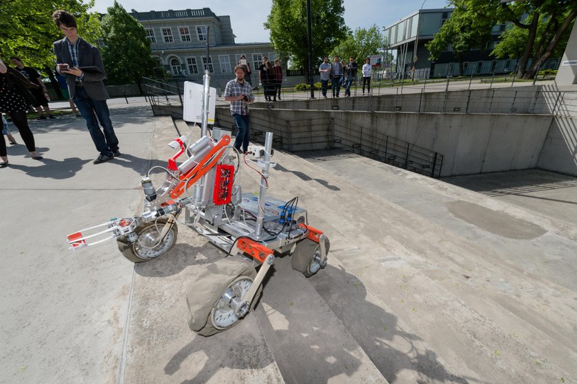 Studenci Politechniki Wrocławskiej z łazikiem marsjańskim