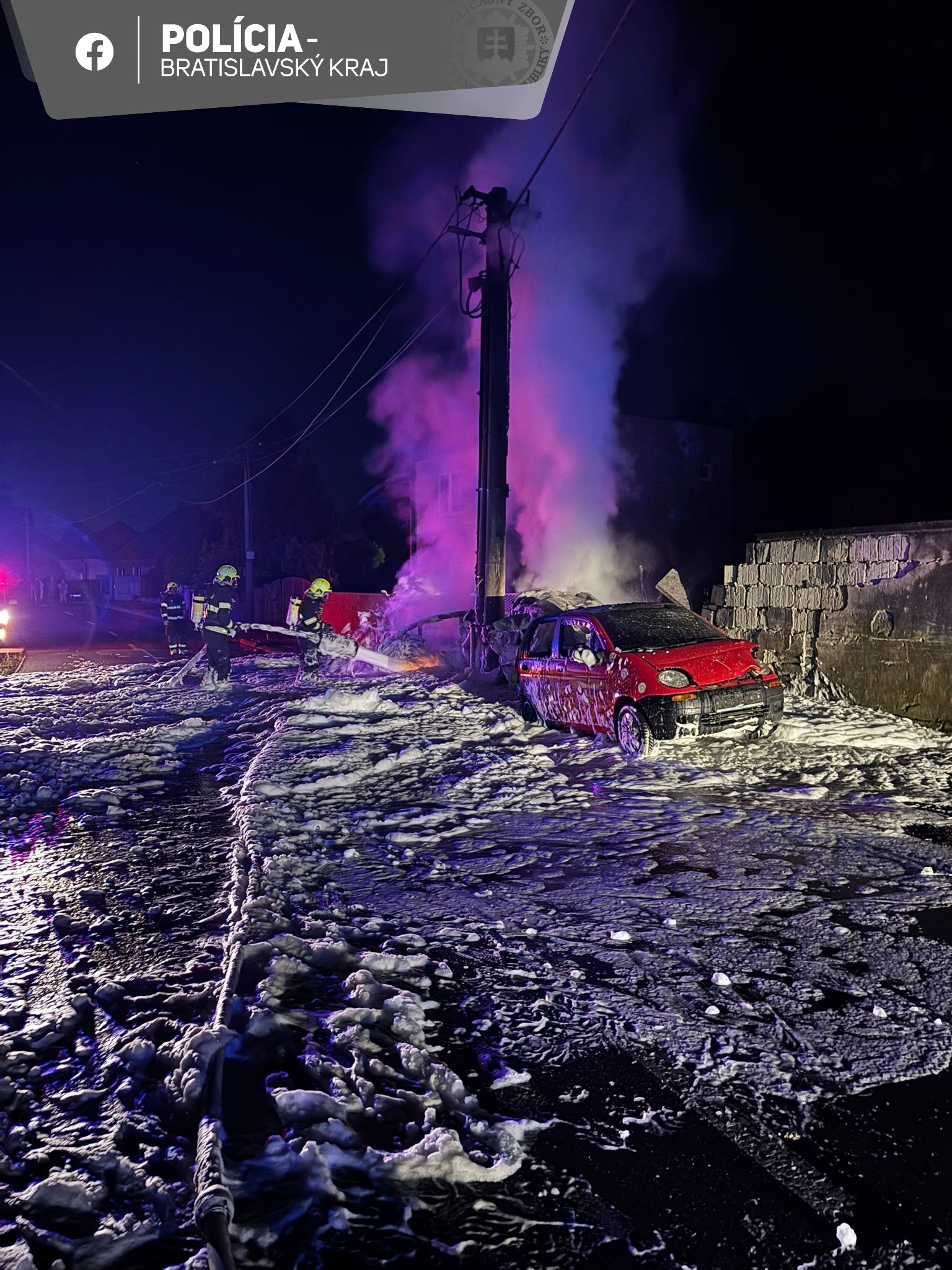 Vodič pod vplyvom alkoholu narazil do dvoch zaparkovaných áut, po čom vozidlá začali horieť.