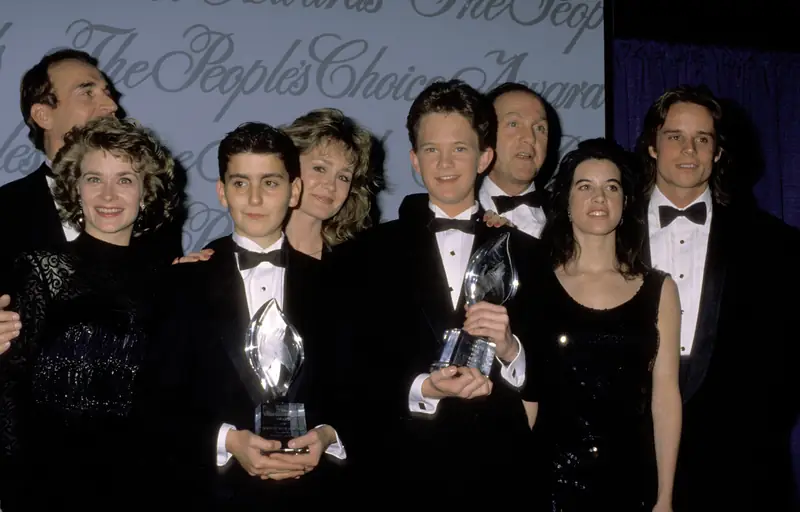 Obsada serialu &quot;Doogie Howser, lekarz medycyny&quot; w 1990 r. Statuetki People&#39;s Choice Awards trzymają 23-letni Max Casella i 17-letni Neil Patrick Harris