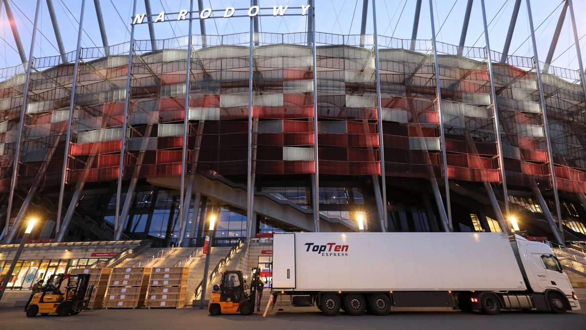 Rozładunek transportu przy Stadionie Narodowym