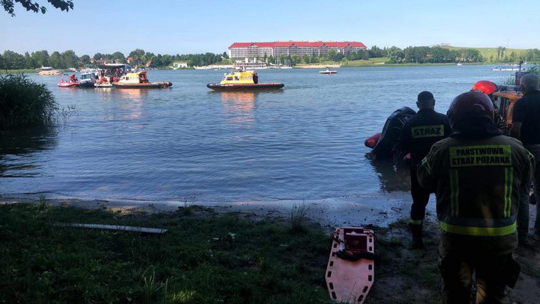 Mikołajki: śmigłowiec spadł do jeziora Tałty