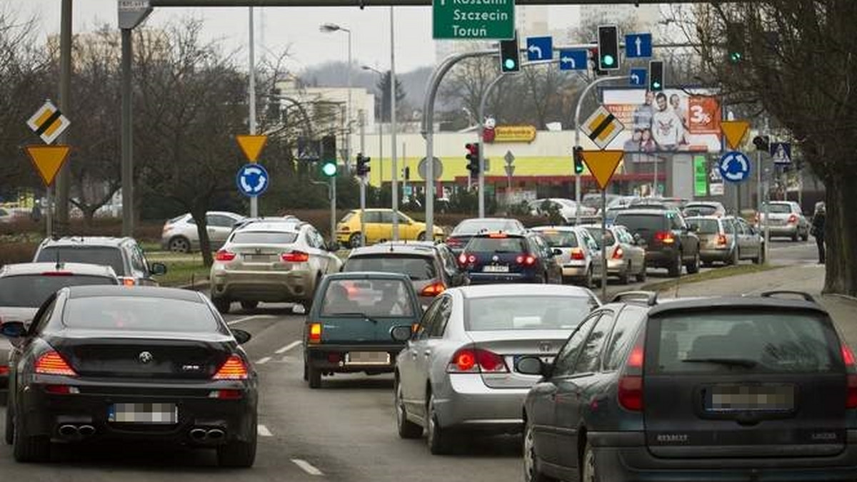 Kierowcy tracą już cierpliwość, bo przy rondzie Wielkopolskim w Bydgoszczy tworzą się duże korki. Drogowcy uspokajają i mówią, że ruch się poprawi.
