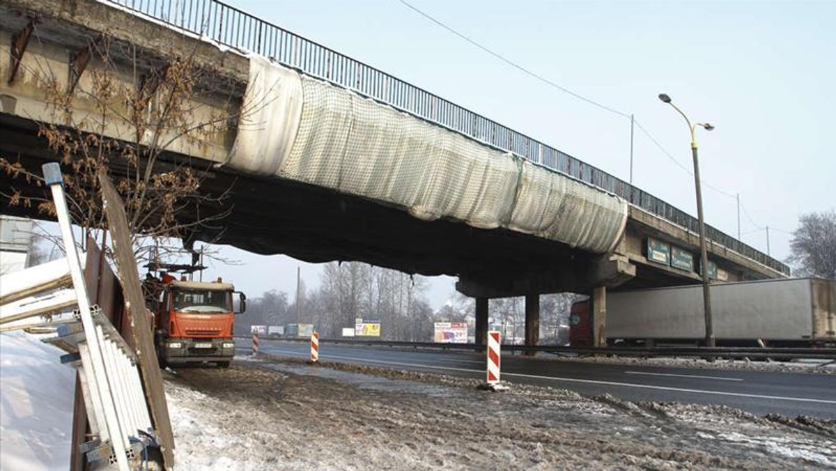 Musimy uzbroić się w trzymiesięczną cierpliwość. Przez ten czas fachowcy będą naprawiać wiadukt przy ul. Małobądzkiej w Sosnowcu.