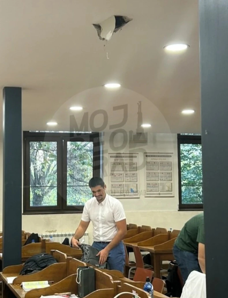 Plafon u čitaonici Pravnog fakulteta u Beogradu kroz koji je propala devojka