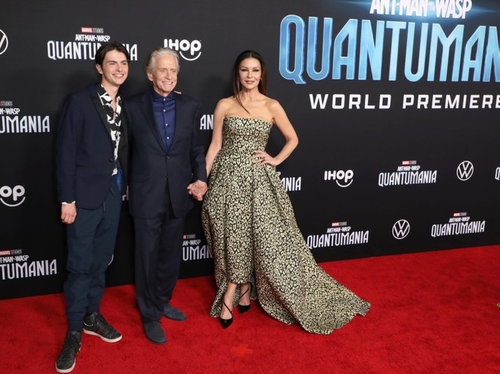 Catherine Zeta-Jones i Michael Douglas z synem Dylanem na premierze filmu "Ant-Man i Osa: Kwantomania"