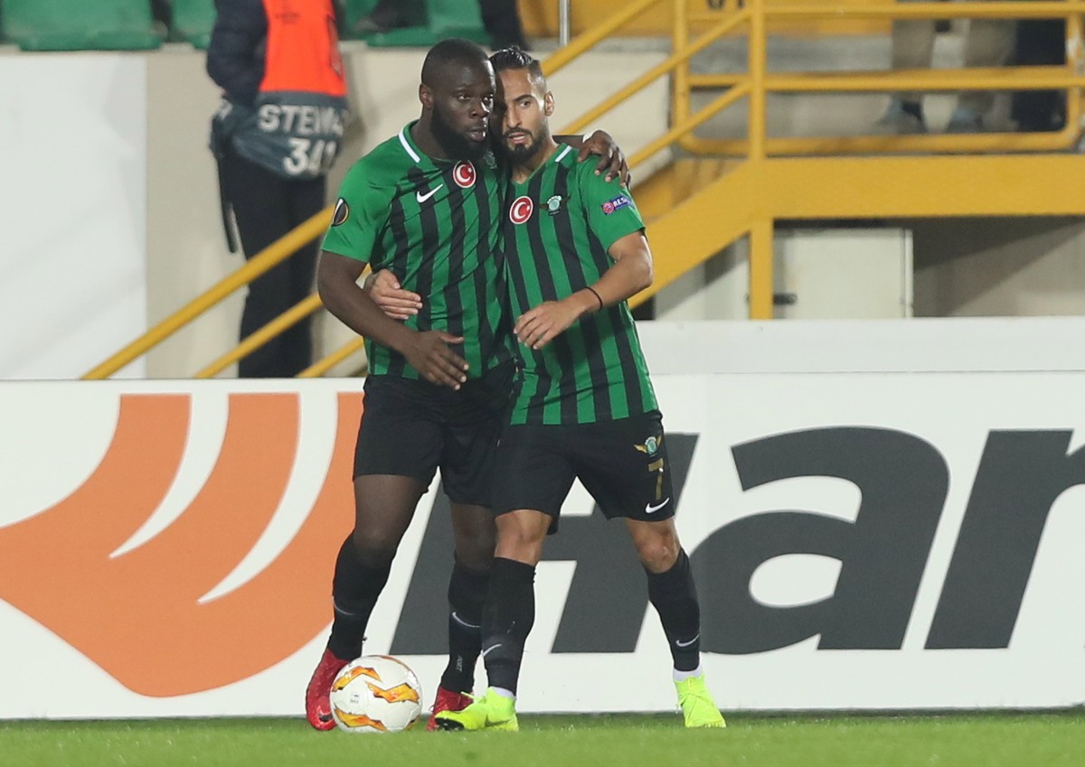 Elvis Manu (L)